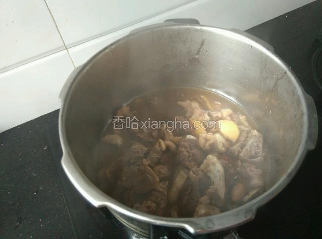 煮开后倒入高压锅（因我买的是土鸭，养的时间久，必须用高压锅节省时间。如果是普通鸭子则不需要用高压锅，直接放锅里焖30分钟就差不多软烂）。