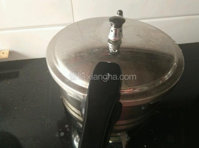 煮至高压锅冒气后转中小火焖15～20分钟即可。