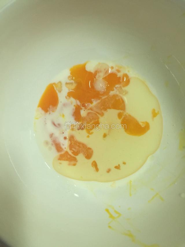 牛奶，玉米油，糖放入蛋黄碗中。