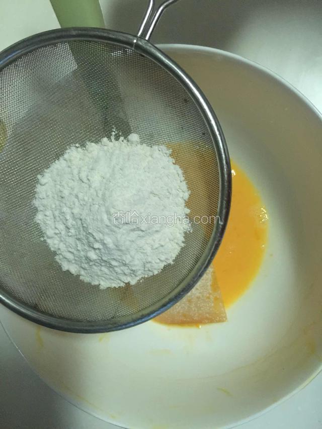 搅拌均匀后筛入低粉。