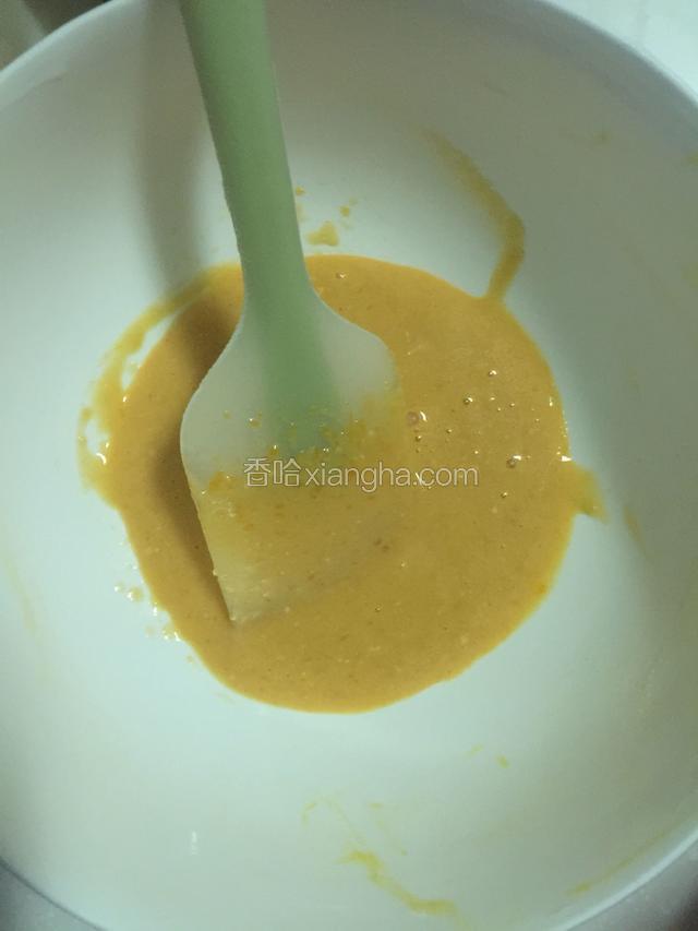 蛋黄糊搅拌均匀。