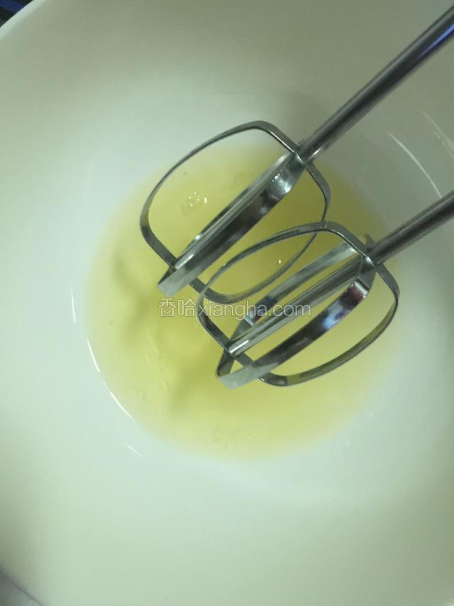 蛋清放白糖，用打蛋器搅打。