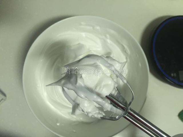 打至硬性发泡的状态（拉起打蛋头，尖尖是直立的）。