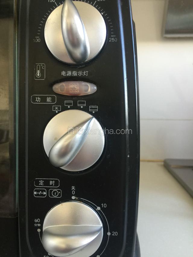 烤箱160度预热五分钟，放入蛋糕，160度烤15分钟，提示音响后将蛋糕立即取出。