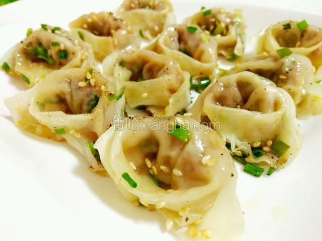 装盘，香喷喷的生煎馄饨就可以吃了