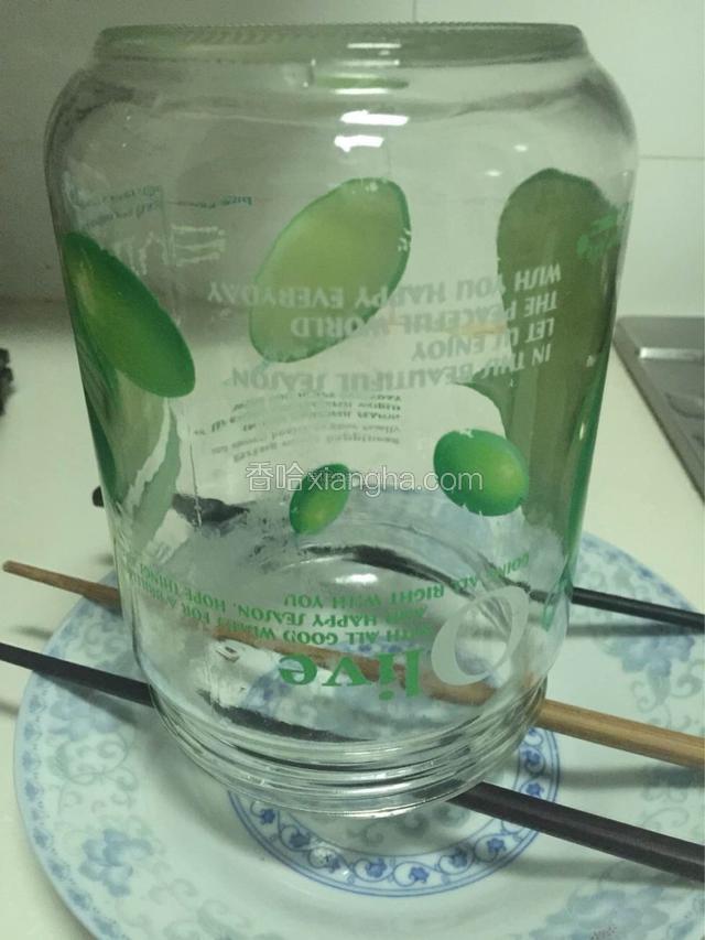 玻璃瓶用开水烫过消毒，控干水分。