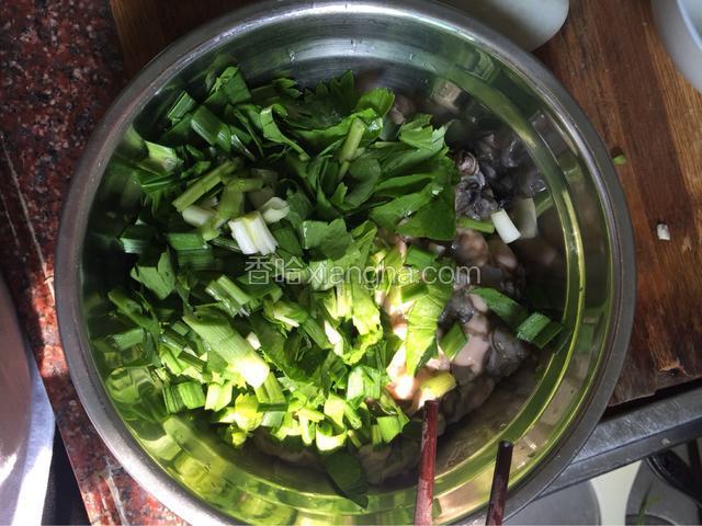 拌好倒入淀粉 胡椒粉 味精 生抽再拌两下