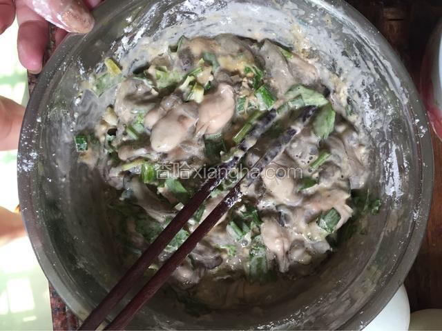 这时候热锅下油，然后油热的时候，打一点上来再拌牡蛎开中火把拌好的牡蛎倒入煎锅