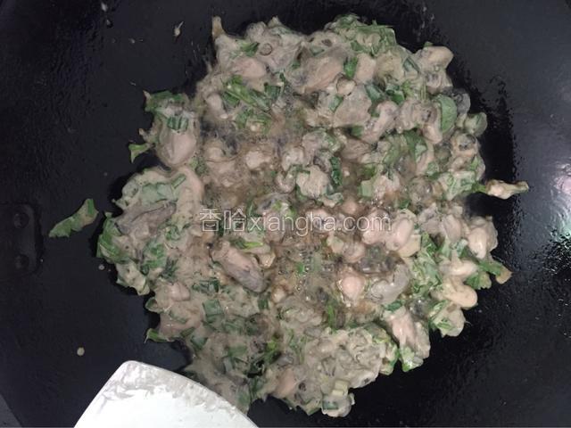 慢点倒尽量摊开薄薄的一层，这样比较容易熟，待到下面有点焦了再翻过去另一半，这是加点盐，因为刚刚已经加生抽了所以这个时候盐尽量少放，也可以不放