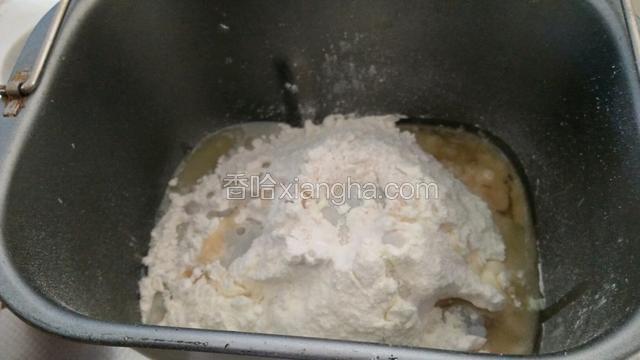 把食材按顺序依次加入面包桶内:鸡蛋，豆渣，豆浆，白糖，盐，高筋面粉，奶粉，酵母，玉米油