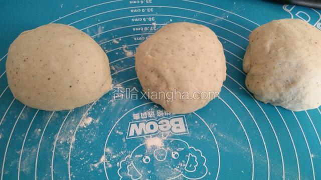 把面团取出揉匀，平均分成三个小面团
