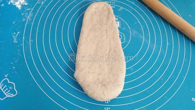 再取出一个小面团，擀成长舌状