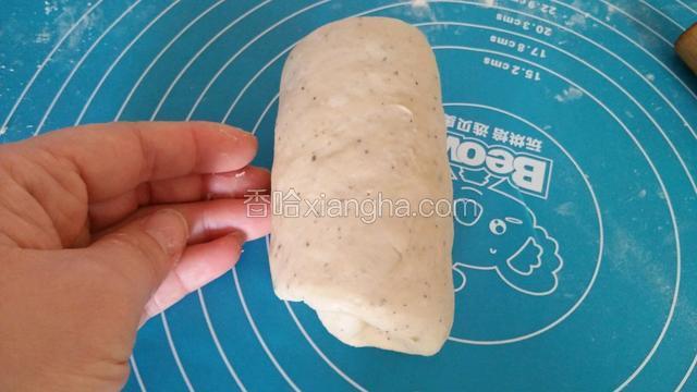 卷好后，收口朝下，放在模具里