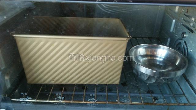 放烤箱二次发酵，放一碗开水，屋里要是比较暖和就不要烤箱发酵，自然发酵就可以