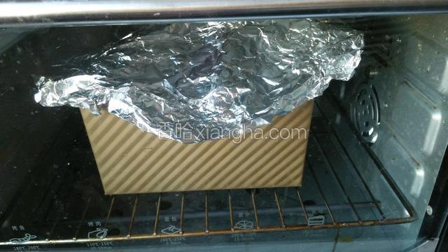 烤箱烤到10分钟的时候，吐司稍微上色，就加盖锡纸，继续烤到时间，取出，脱模就可以了，放凉后可以切片享用