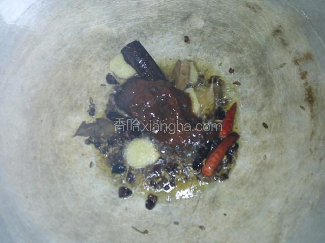 放入两匙黄豆酱小火炒出香味