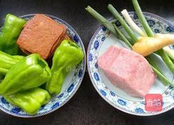 青椒香干炒肉丝的做法图解1