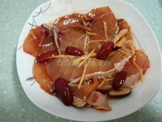 鱼腩放花生油，xo酱，姜丝，红枣，生抽酱油，生粉，少许盐一起拌匀入味半小时～