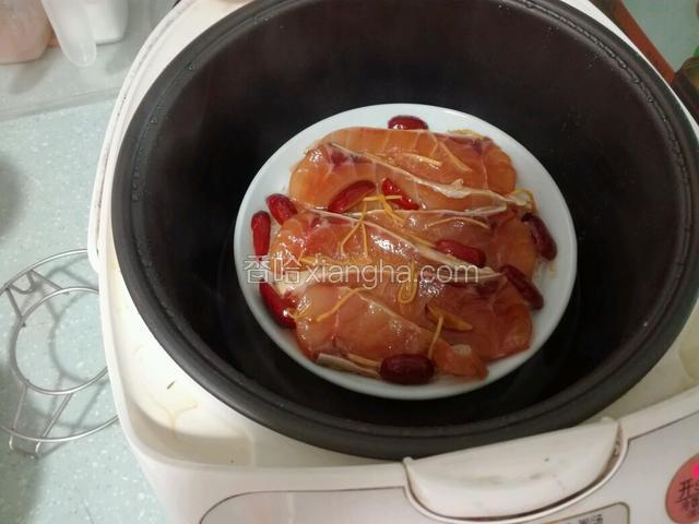 饭蒸半小时左右就把鱼腩排好在饭面上，盖上盖继续蒸约8分钟～