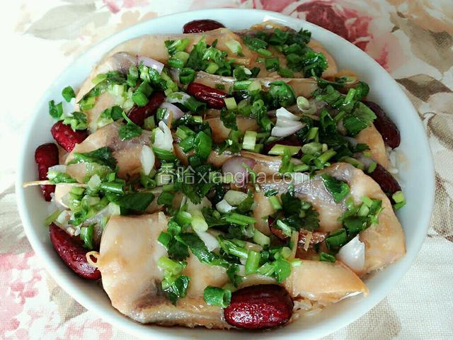 饭好停火再放下葱和香菜，盖上盖虚蒸约一分钟可以端起～