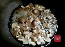 小蘑菇炒肉片(无盐无味精版)的做法图解3