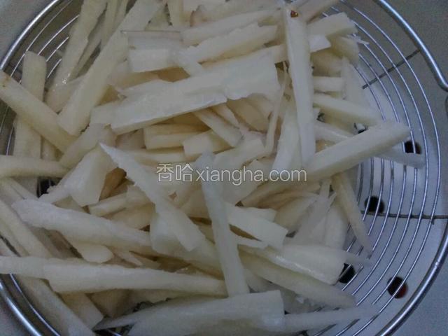将藕切条状，放入水里浸泡半小时后捞出沥水