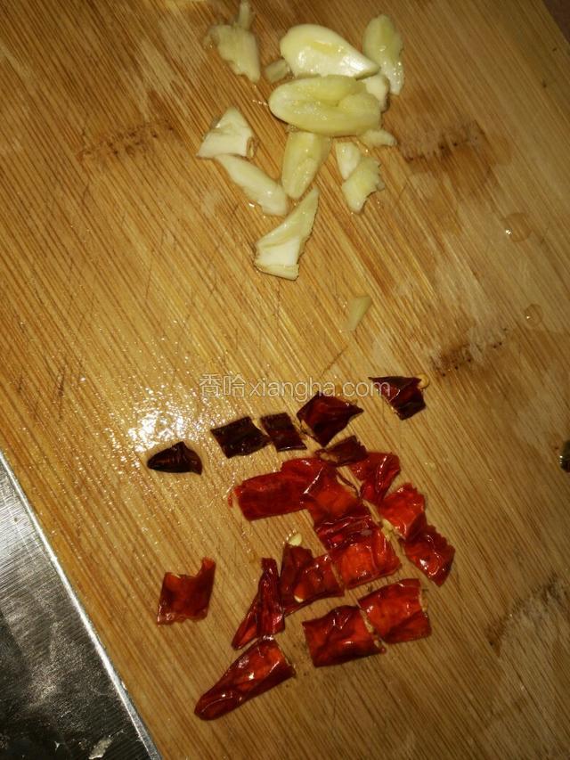 准备辣椒、大蒜