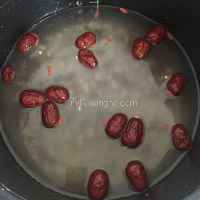 食材混合洗净，加水放入电饭锅里。