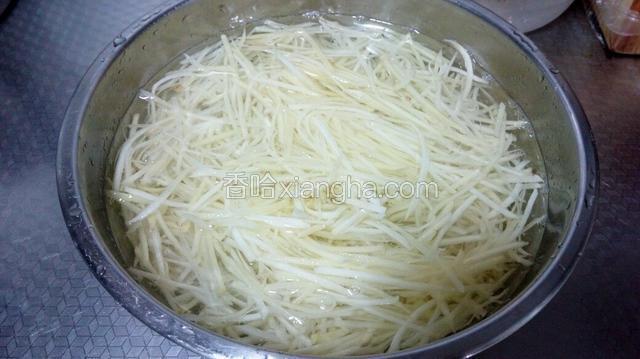 土豆去皮切丝放入凉水中洗去淀粉。