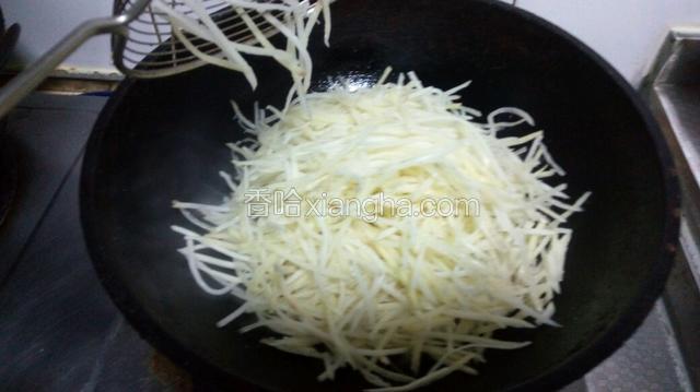 放入土豆丝翻炒