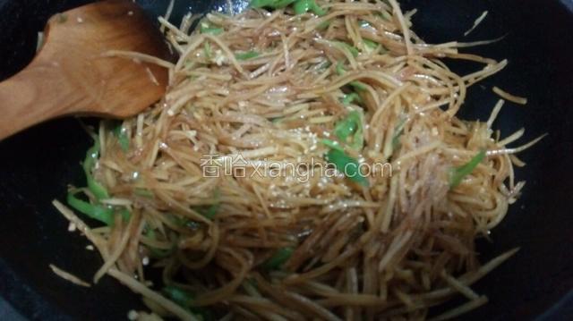 加入盐调味翻炒均匀闻到尖椒香味加入鸡精翻匀关火