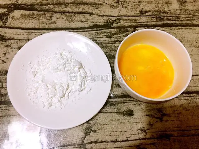 鸡蛋打散，淀粉放入盘子备好