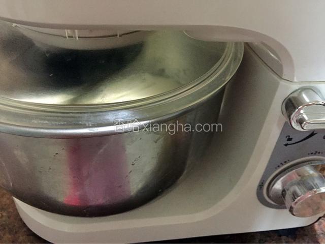 直接放回厨师机揉几分钟，相当于给面团排气