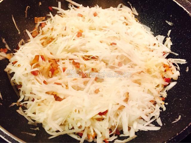 将萝卜丝放进锅里跟肉丁一起炒均匀，然后放所有的调味料再炒均匀。
