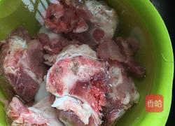 胡萝卜山药大骨头汤的做法图解1