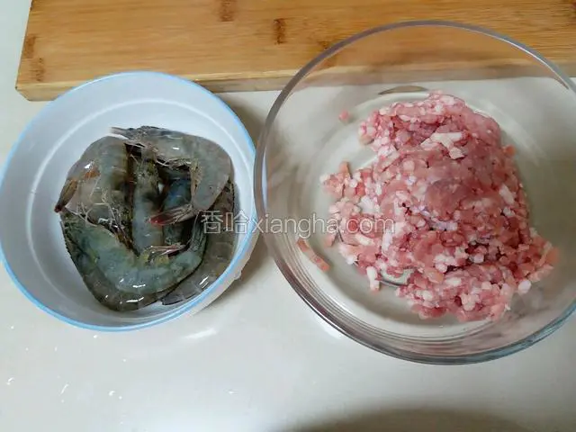 准备新鲜五花肉绞成肉馅，大虾洗净备用。