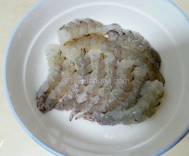 把大虾洗净去壳和虾线，留下虾肉剁成虾泥。