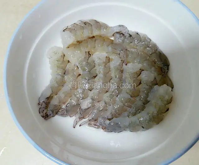 把大虾洗净去壳和虾线，留下虾肉剁成虾泥。