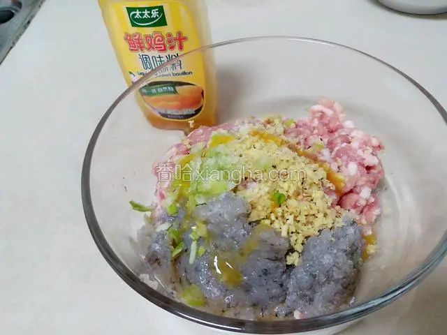 随后放入肉馅碗中，再放入切好的葱末和姜末，倒入料酒，浓缩鸡汁，撒上盐。