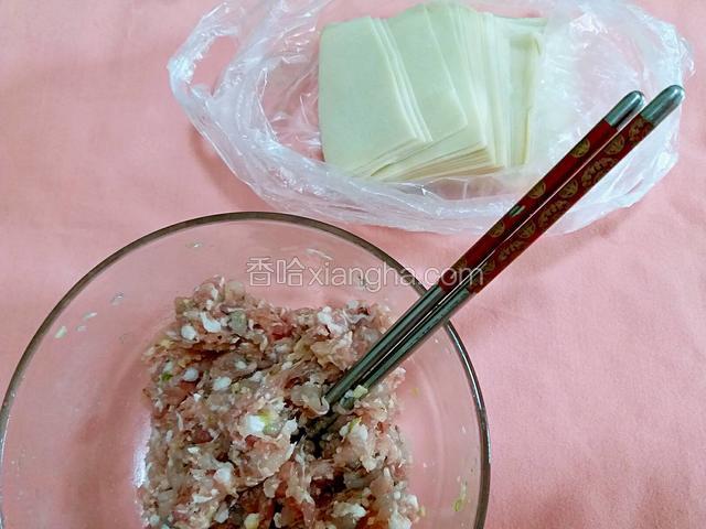 准备买好的馄饨皮，和拌好的虾肉馅开始包馄饨。