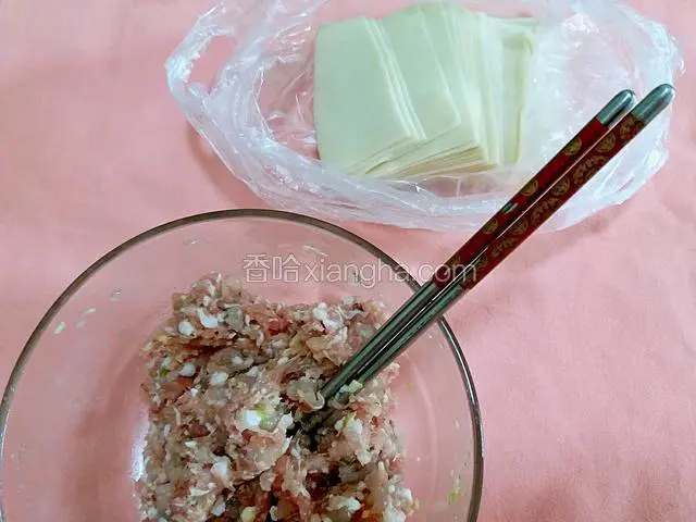 准备买好的馄饨皮，和拌好的虾肉馅开始包馄饨。