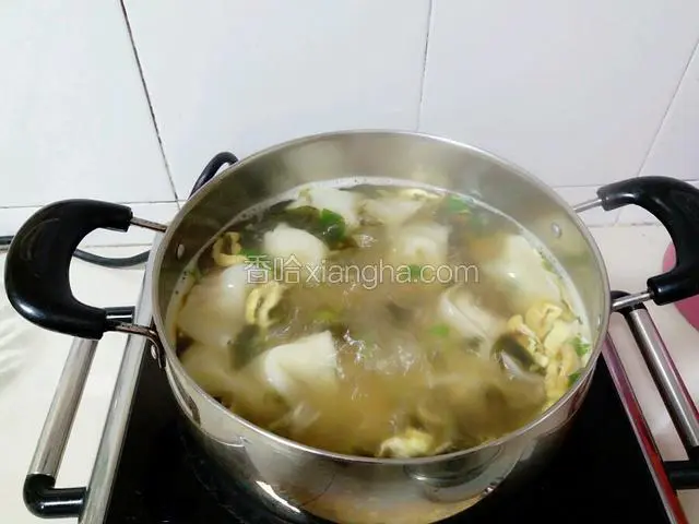 馄饨煮好后，把图13的配料放入锅中，再加入香油、盐、鲜贝露、黑胡椒粉根据个人口味调匀，关火完成。