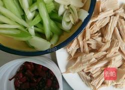 西芹炒腐竹的做法图解1