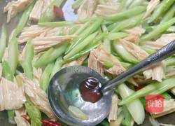 西芹炒腐竹的做法图解4