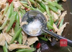 西芹炒腐竹的做法图解5