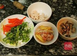 鲜虾鸡肉蘑菇粥的做法图解1