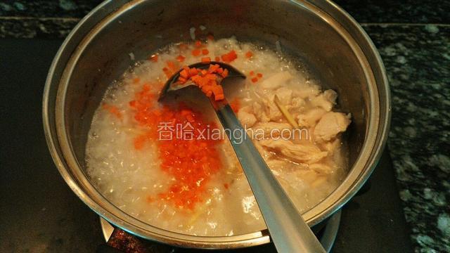加入鸡肉和胡萝卜丁～