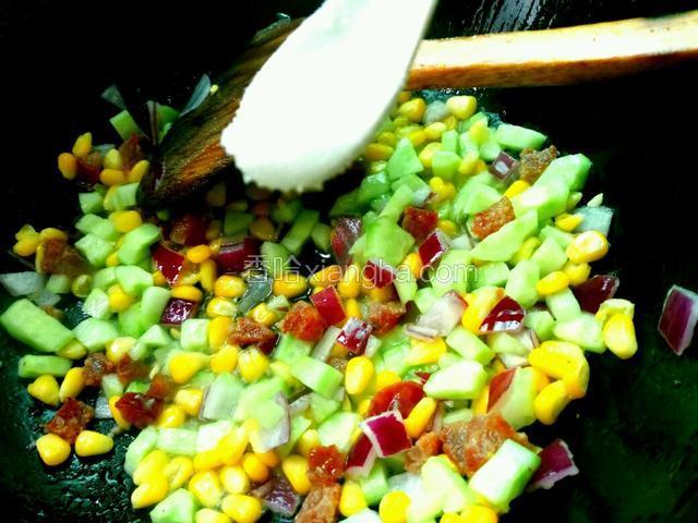 倒入适量盐、鸡精调味