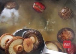 香菇红枣嫩鸡汤的做法图解5