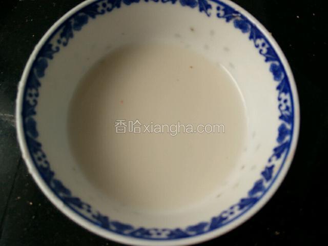 准备水淀粉小半碗。